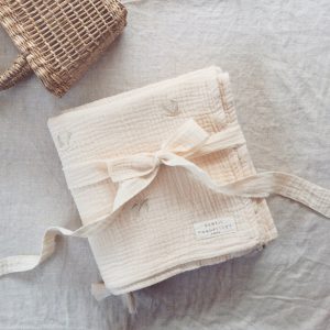 Couverture brodée hirondelles – Gentil Coquelicot