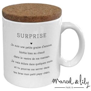 Marcel et Lily – Mug Couvercle En Liège – Surprise tu vas être papi