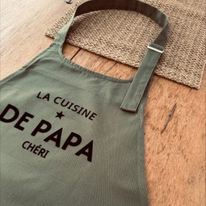 Marcel & Lily – Tablier kaki – La cuisine de papa chéri
