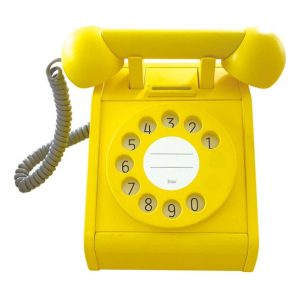 Téléphone en bois vintage jaune – Kiko + GG